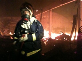 Corpo de Bombeiros trabalha com cinco caminhões para tentar controlar o incêndio em loja de móveis em Maringá